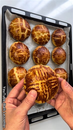 ❗️EN İYİ YUMUŞACIK POĞAÇA TARİFİ 💯 Puf Puf Kabaran Yumuşacık Poğaça Nasıl Yapılır 👌 Gerekli Malzemeler : 250 gr tereyağı 3 yumurta (birinin sarısı üzerine sürülecek) 2 yemek kaşığı şeker 1,5 tatlı kaşığı tuz 1 paket yaş maya Yarım su bardağı soğuk su 4,5 su bardağı un #poğaça #poğaçatarifi #hamurişi #hamurişitarifleri #mayalıpoğaça