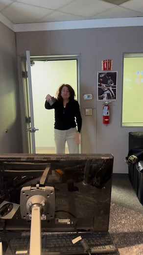 🧽🫢 When you say “let me smell it…” #MorningMAGIC #BostonRadio @sue.tabb @kendratheentertainer | MAGIC 106.7