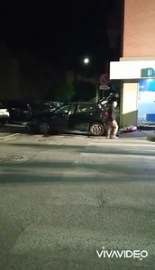 Rocambolesco incidente stradale questa sera in Via Mazzini a Viareggio intorno alle 20.30. Secondo le prime testimonianze, un' auto volkswagen nera che percorreva ad elevata velocita (si dice a 100/ 120 km/h ) via S.Andrea con direzione di marcia Livorno - Massa non ha rispettato lo stop ed ha violentemente impattato con una Fiat 500 che transitava su via Mazzini. A seguito del violentissimo urto l'auto si è cappottata ed è andata a sbattere contro le vetrine del vano bancomat della filiale dell