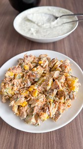 SALADE D’HIVER Recette healthy et réconfortante pour ton rééquilibrage alimentaire 😊 INGRÉDIENTS : pour 4 personnes 5 grosses pommes de terre 250g carottes râpées 2 oignons 150g maïs 10 cornichons 150g aiguillettes poulet fumé Assaisonnement carottes à la poêle : Huile d’olive, sel, poivre, ail, gingembre, herbes de Provence, 400mL d’eau Sauce yaourt : 400g yaourt grec 2 cas miel 2 bonnes poignées aneth fraîche 1 cac moutarde Sel et poivre Cuisson pommes de terre 20min à 200 degrés puis 30min à