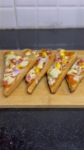 Cheesy bread pizza recipe 🍕 #youtubeshorts #shorts #trending #ytshorts #viral #cooking