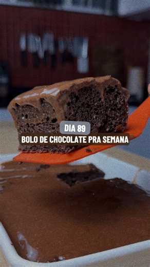 Lucas da Gama Lacerda | Nutricionista on Instagram: "o segredo eu te conto aqui 👇🏻 Comenta aqui com um emojizinho qualquer que eu te mando o PDF de apoio, lá tem a receita completa com os ingredientes, o modo de preparo e os macros, aí é só fazer e encaixar na dietinha! esse bolo de chocolate proteico pra semana ficou de responsa! Macio, chocolatudo, com aquele sabor intenso que lembra bolo de vó, mas com os macros que respeitam seu foco. Feito com cacau 50%, whey, iogurte e adoçante, é uma op