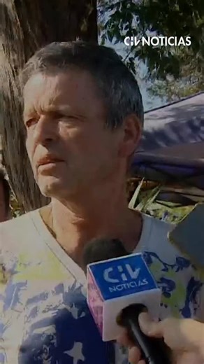 🔴 La Fiscalía se encuentra investigando un triple homicidio ocurrido tras un partido de fútbol de barrio en la comuna de La Florida. ⚽️ Los tres hombres fallecieron al recibir múltiples disparos, donde uno de ellos presentó hasta 27 impactos balísticos en su cuerpo. Vecinos aseguraron que las balaceras son hechos habituales en la zona, por lo que deben permanecer siempre en alerta. Conoce todos los detalles en el siguiente reel 👆👆 👆 #CHVNoticias #CHVNacional #CHVPolicial | CHV Noticias