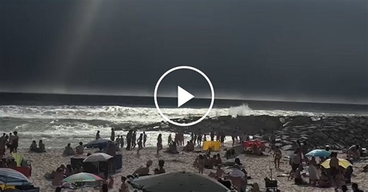 Rare Cloud Sends Beachgoers Running in Portugal