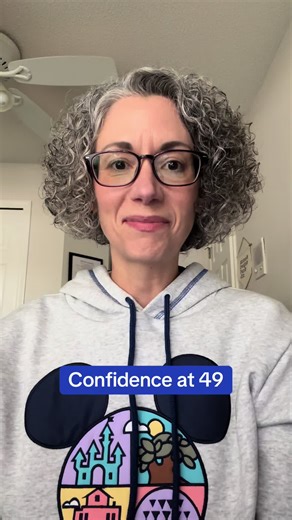 I turned 49 this week. What’s surprised me most is that confidence has deepened instead of disappearing, despite the signs of physical aging. It hasn’t come from doing more or chasing bigger outcomes. It has grown from following through on small commitments and choosing fewer things to carry. I shared more about this shift in this week’s video. If you’re navigating this stage of life too, I’d love to hear what confidence looks like for you right now. #confidence #womenover40 #midlifegrowth #self