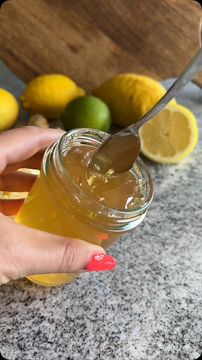 Mein Zitronengelee 🍋 …Eins der beliebtesten Rezepte auf meinem Blog und das zurecht! Jeder, der es mal probiert hat, kann nicht genug davon bekommen. ➡️ Rezept: Zutaten 200 ml Zitronensaft (Saft von ca. 8 Zitronen, je nach Größe) Schale von 2 - 8 Zitronen, Menge je nach Geschmack 2 Limetten, den Saft davon 1 kleines Stück Ingwer (optional) 750 ml Wasser 1 kg Gelier Rüben Zucker 1:1 Zubereitung: 1️⃣ Zunächst die Schale von den Zitronen abreiben oder fein abschneiden (oder beides, für unterschied