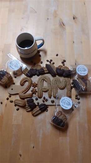 Bienvenue à La Maison Toinoya ! 👋 Ici, chaque bouchée raconte une histoire : celle des apéros locaux et des biscuits de voyage. Du salé au sucré, de l’apéro au dessert, nous revisitions les classiques avec une seule mission : mettre notre terroir à l’honneur. ✨ Pour cette première vidéo, on vous emmène dans les coulisses d’une collaboration qui sent bon le café fraîchement torréfié. Avec la micro-torréfaction namuroise @2.am.coffee , nous avons créé des biscuits Spritz au café Mañana — une rece