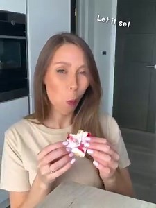 Super Moist Lemon Drizzle Raspberry Cake 😍 This cake is unbelievable moist and lemony! It’s soaked in a lemon syrup, packed with juicy raspberries, topped with a lemon glaze swirled with raspberry jam 🤤 It’s safe to say this cake didn’t last two days in my house with my husband around 🙈 Sound on for full instructions 🔈 All you need is: For the cake: 170g margarine or salted butter, softened 170g caster sugar 3 large eggs, room temp 170g self raising flour Zest from 1 lemon Approx 30 fresh ra