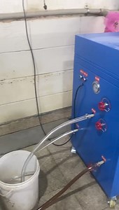 Cette machine est une pure merveille technologique Elle permet de recycler les huiles usées en huile réutilisable. En français kamer, elle transforme l'huile de vidange en huile neuf. Tout ceci sans utiliser de produit chimique. On ne parle pas simplement d'un changement de couleur d'huile. Mais d'un recyclage complet avec réintégration des propriétés originales de l'huile. Elle peut aussi être utilisé pour les huile de consommation comme l'huile de soja arachide ( que nous produisons déjà par a