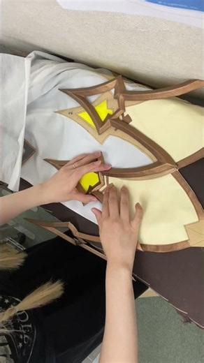 模様を丁寧に貼り付けています
