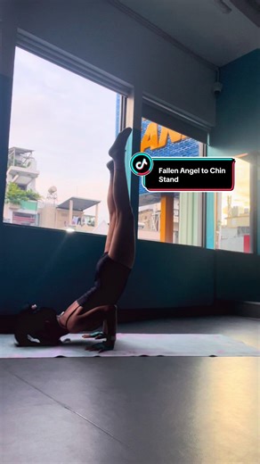 Tư thế này hơi đau cổ xí nhen ( Fallen Angel -> Chin Stand) #yoga #yogaflow #fallenangel #chinstand