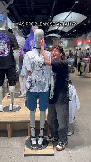 Všichni se občas cítíme přehlceni okolním světem. 🌍 Když už je toho na vás moc, to nejlepší, co pro sebe můžete udělat, je říct si o pomoc. 🤝 Všichni zaměstnanci LPP mohou bezplatně využívat program heLPP, který nabízí finanční, právní i psychologickou podporu. Tak se nebojte si o ni říct kdykoliv budete potřebovat, nejste v tom sami. 💕 | LPP Czech Republic