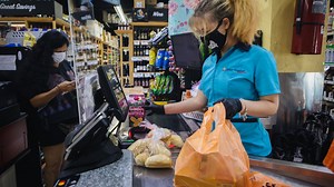 Cierran tiendas de Ralphs y Food4Less en Long Beach por 'salario de héroe'