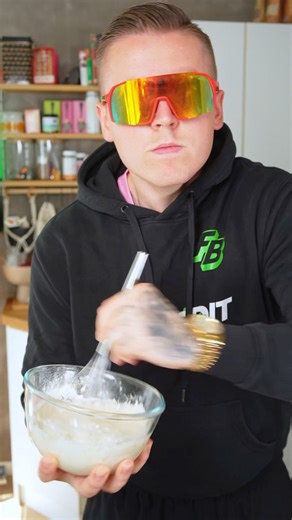 Fitbroidien proteiinipitoinen marjapiirakka maistuu hyvältä ja vie sut lähemmäs sun tavoitteita! 😍