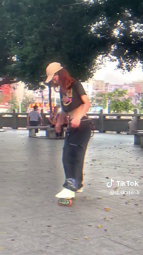 The cool girl is really good at freeskates.#skateboard#driftskates#freeskates#rollerskates