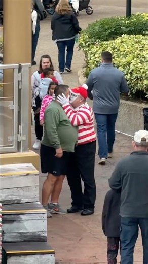 This went from normal to hilarious real fast 😂 #tomthemime #seaworldmime #funny #mime #comedy