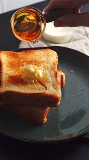 🍯 Honey Drizzle on Buttered Toast: Pure Perfection! Need a quick, satisfying bite? This is it! We're showing you the simplest way to upgrade your morning toast or afternoon snack into a decadent treat using rich Minerva Dairy butter. It only takes four simple ingredients! 🧈 Minerva's Honey Drizzle Toast (Serves 1) Here is exactly what you need for the perfect sweet and salty crunch: Bread: 1 slice, toasted (Sourdough or whole grain recommended!) Minerva Dairy Unsalted Butter: 1 Tbsp, softened 