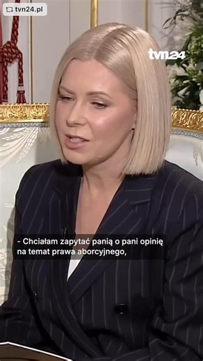 Obejrzałam cały wywiad pierwszej damy Marty Nawrockiej w @tvn24.pl Przeczytałam też masę komentarzy, skrajnie różnych opinii i chcę też zostawić swoją. Bo to był ważny moment. Przede wszystkim warto pamiętać o kontekście. Poprzedniczka, Agata Duda, wybrała programowe milczenie. TVN24 dla państwa Nawrockich i ich elektoratu nie jest postrzegany jako stacja „pierwszego” wyboru (delikatnie mówiąc). Polska jest dziś głęboko podzielona — w politycznych dyskusjach częściej skaczemy sobie do gardeł, ni