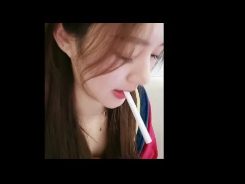 Chinese gentle girl WENWEN smoking & chatting on live 135