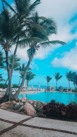 ✨️✈️These simple travel safety tips could save you from major stress or worse. 📍Travel smart, not scared. Save this & send it to your travel fam. * * #travel #vacation #relatablepost #traveltips #travellife #travelhacks | Veennessa Wil