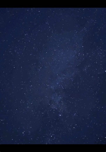 日本利用压电瓷砖将脚步转化为电能。这些瓷砖捕捉来自你脚步的动能。当你行走时，你的重量和动作会对瓷砖产生压力。瓷砖会轻微弯曲，从而产生机械应力。瓷砖内部的压电材料将这种应力转化为电能。每一步都会产生少量电荷，而数百万步结合在一起就能产生足够的电力来驱动 LED 灯、数字显示屏和传感器。在像涩谷车站这样繁忙的地方，每天大约有240万个脚步为这一系统作出贡献。这些电能可以被储存或立即使用，从而减少对传统电力来源的依赖，并支持可持续的城市基础设施。这种方法将日常运动转化为实用的可再生能源 #рекомендации#новости#треш