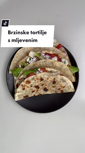 Brze tortilje s mljevenim mesom 😍 | Quick & easy minced meat tortillas👌 SASTOJCI • 4 velike tortilje od 20cm (ili 6 manjih) • 300g mljevenog mesa (može i do 400g, može i pureće mljeveno) • 200g mozzarelle • bilo koja salata (ja imam zelenu) • 2 rajcice • 1 ljubicasti luk • sol i papar • ulje Umak: • 1 grčki jogurt (150g) • 1 mladi luk - ako volite više umaka, napravite ga duplo RECEPT 1. Nasjeckajte sve povrće na tanko i mozzarellu isto 2. Napravite umak tako da grčki jogurt posolite i popapri