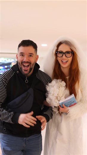 Erola🧡 on Instagram: "Tengo muchas cosas, pero tiempo que perder no es una de ellas. Como no me paráis de pedir un manual de cómo lo hago para ligar, hace un año me puse a escribir “Cómo conseguir a tu crush”: un libro para pasar de crush imposible a historia real (sí, a veces prefiero pedir perdón que permiso). Mi primer libro junto a @editorialplaneta 📖✨ Resérvalo ya!!!!!!! (link en la bio) Dentro te cuento todos mis trucos infalibles, los que nunca había explicado❤️"