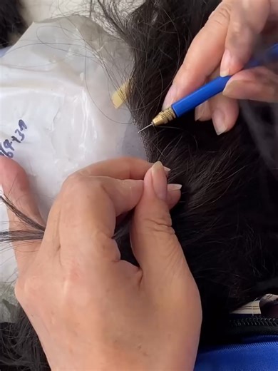 Creating the perfect hair system from scratch! 💇‍♀️ Watch as our technician applies hair onto the PU base using the single split knots technique – known for its durability and long-lasting wear. 💪 It takes around 3000 strands of hair to craft a flawless system. DM for business inquiries #bonohair #hairsystem #hairfactory #hairreplacementsystem #hairloss #hairreplacement #hairmanufacturer #thinninghairsolution #hairlosssolutions #baldingsolution #menhairloss #confidenceboost #hairsystemformen #