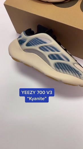 Yeezy 700 Kyanite Men's Shoes: A Familiar Style
