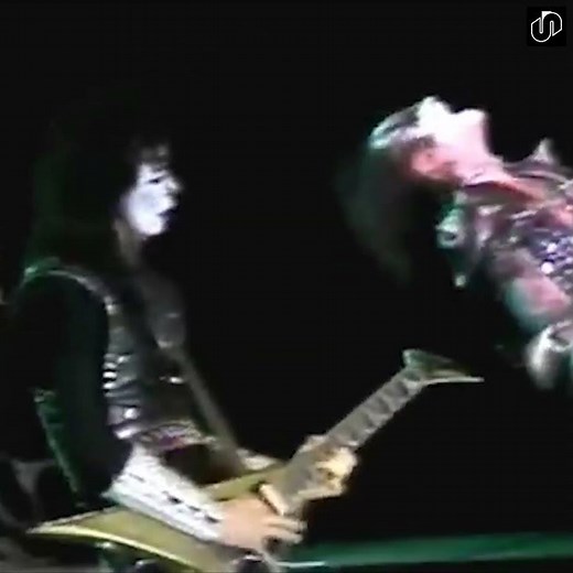 KISS: Vinnie Vincent's "Calling Dr. Love" Guitar Solo (Live In Rio De Janeiro, Brazil, 1983).