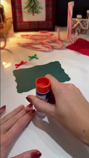 Easy Christmas table name place tags🎄 Directions: • Hot glue together 3 candy canes in their