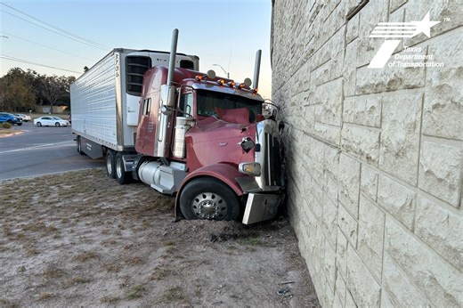 18-wheeler crashes into overpass in Edinburg