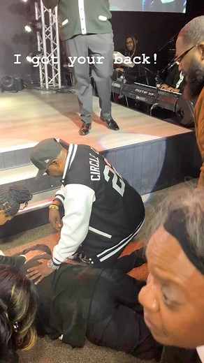 2.8M views · 20K reactions | We don’t let our brother/sister worship alone. I Got Your Back!! #churchcontent #Godislove #circlecitychurch #Godisgood #iSpeakLife | LaTressa J-Miller | Facebook