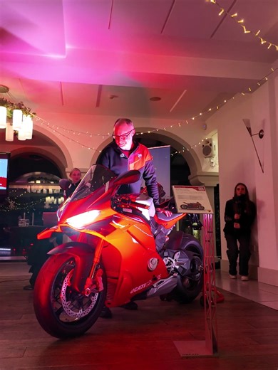 Ducati Panigale V4 R: Standard vs Track Exhaust Sound