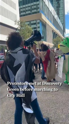 Live updates: At least 1,000 No Kings protesters descend on downtown Houston