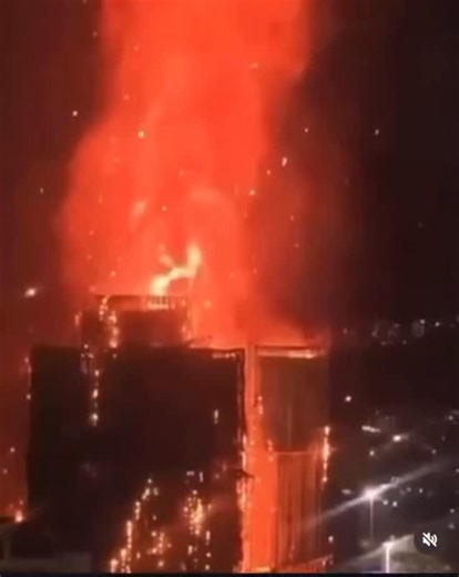 SUKABUMI TODAY | berita update terkini on Instagram: "Kebakaran hebat melanda kompleks Apartemen Wang Fuk Court di Tai Po, Hong Kong, pada Rabu (26/11). Api berkobar selama sekitar 10 jam dan menyebabkan 44 orang meninggal dunia, 45 lainnya berada dalam kondisi kritis, sementara 279 penghuni masih belum ditemukan. Kompleks tersebut terdiri dari delapan gedung dengan hampir 2.000 unit, dan tujuh di antaranya terdampak langsung oleh kebakaran. Pihak berwenang telah mengerahkan petugas pemadam dan 