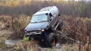 Modificación extrema de una #ford Excursion 2000. Con su potente motor V10 nada la detiene. #extremo #performance | Ford Guadalajara