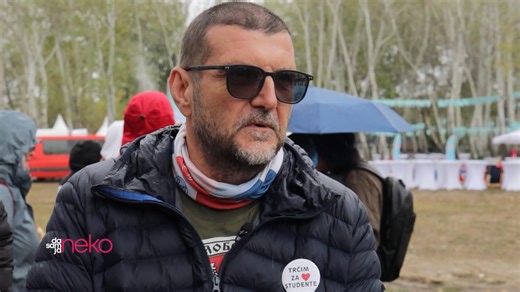 Nedelja, 5. oktobar, oko podne. Stigli smo na kraj DM ženske trke na Adi Ciganliji. I pored kiše, naši trkači i hodači i ovoga puta su od FDU-a do cilja stigli na vreme — da sedamnaestominutnom tišinom, uprkos glasnoj muzici sa zvaničnog zvučnika, odaju simboličnu počast žrtvama pada nadstrešnice na novosadskoj železničkoj stanici. Mesecima oni, noseći majice sa natpisom Trčim za studente, jasno poručuju za šta trče i hodaju — ovoga puta posebno za sve žene i devojke, žrtve progona i nasilja od 