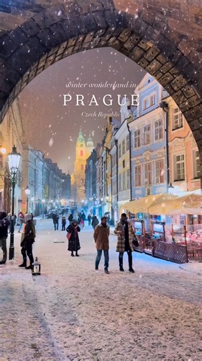Prague in winter looks like a winter wonderland ❄️✨ Prague turns into a true fairy tale in winter. With snow blanketing its cobblestone streets and historic landmarks, the city becomes a serene and enchanting wonderland. 🎄 The Charles Bridge and Prague Castle are especially breathtaking, their beauty heightened by the crisp winter air and soft, frosty light. ✨ Strolling through the Old Town Square, you’ll be captivated by its timeless charm. The city’s cozy cafés, warm lights, and picturesque a