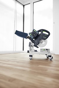 SYMC 70 💚 Med våra nya listsåg SYMC 70 SYMMETRIC kan du numera såga lister dubbelt så snabb tillskillnad mot en vanlig kapsåg. Med smygvinkeln tar du lätt ut inner- och yttervinklar och överför dem till anslagssystemet. Tack vara hjulen kan du även förflytta SYMC 70 dit du behöver den 💚 | Festool