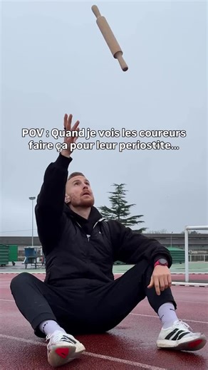 Pourquoi la glace 🧊 et les massages ne guériront jamais ta periostite ? Car la périostite n’est pas une inflammation classique qu’on « éteint » avec du froid, ou qu’on relâche avec un rouleau (encore moins à pâtisserie 😂). La périostite tibiale (syndrome de stress tibial médial) résulte d’une surcharge mécanique répétée. Chaque impact de ton pied génère 3 à 6 fois ton poids corporel sur ton tibia. Sur 20 minutes de run, ça fait 3200 à 3600 impacts. Le problème ? Ton tibia subit plus de contrai