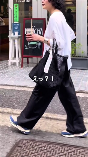 去年大人気過ぎて追加→完売を繰り返したこのバッグ👜 春はもちろん特に暑い夏、 このメッシュバッグが涼しげで 薄着になる夏服にもとっても似合う🙆🏻 今年は声が多かった“Sサイズ“ @ear_hoshi3 と一緒に新しく企画し、2サイズで販売します🙋🏻 去年ゲットできなかった方 初めて出会った方。 ぜひこのメッシュバッグをチェックしてみてください☺️ 販売スタートは3/18深夜0:00 すぐにお手元に届きます。 お花見に 春のお出かけに。 今年は暖かくなるのが早いみたい。 春服、夏服にすぐに持ってお出かけできるように 完売前に一足お先にメッシュバッグゲットしてください😉 #アラフォー #バッグの中身 #pr
