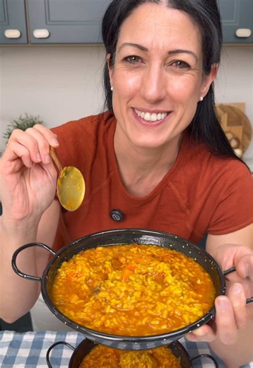 ¿Buscas la receta perfecta de arroz con pollo? No te pierdas mi versión casera, fácil y tradicional, con un toque especial de majada de ajo y azafrán que eleva el sabor al máximo. Descubre todos los trucos y pasos para que te quede jugoso y lleno de sabor, ideal para sorprender a tus invitados o disfrutar en familia. ¡Comparte este vídeo con esa persona con la que te encantaría probarlo! Ingredientes (4 personas): - 800 g de pollo troceado - 350 g de arroz bomba - 1 cebolla - 1,5 pimiento - 2 za