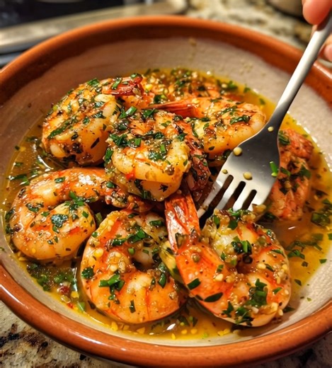 🦐🌿 Garlic Butter Herb Shrimp Simple, buttery, and bursting with fresh Mediterranean flavor! 📝 Ingredients: 1 lb large shrimp, peeled and deveined 3 tbsp unsalted butter 2 tbsp olive oil 5 garlic cloves, minced 1/2 tsp red pepper flakes (optional) 1/4 cup white wine or chicken broth Juice of 1 lemon 1/4 cup chopped fresh parsley Salt and black pepper to taste 🍴 How to prepare it: 1️⃣ Prep the shrimp: Pat shrimp dry and season with salt and pepper — quick seafood prep and weeknight easy meal r