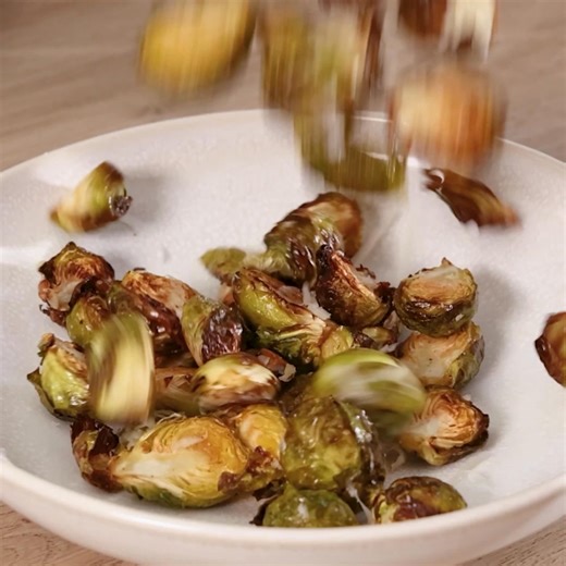 Crispy, cheesy, and oh-so-addictive! Air-fried Brussel sprouts might just be your new favourite healthy snack. Here’s how to prepare them: 1️⃣ Toss sprouts (500g) with 3 garlic cloves, some fresh rosemary, juice of ½ lemon, olive oil and season to taste. 2️⃣ Air fry at 180°C for 15 minutes. 3️⃣ Add Parmesan just before the end for that golden crunch. Serve with a cool dip and enjoy guilt-free munching. Would you try these? | Bosch Home