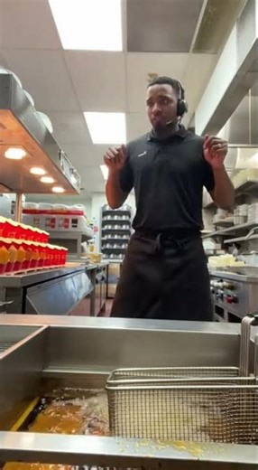 Rat Jumps in Fryer 😭🐀🍗 Shocking kitchen moment #rat #viral #food