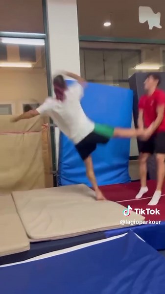 Have you ever seen that before . I'm not saying I'm the first or something I just haven't seen it before and I LOVED it 🤌🏽✨ #doubletwist #tricks #gymnastics #freerunning #fyp #flips