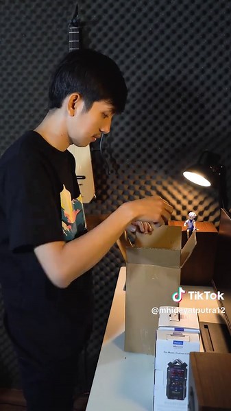 Unboxing the Zoom H4 Essential Handy Recorder