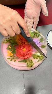 This artist creates stunning jelly cakes by carefully injecting edible designs into clear gelatin, forming lifelike floral patterns. Using vibrant colors and precise control, each dessert becomes a delicate work of edible art. Artist: 老阮美食艺术 / XDF22228888 on Douyin #art #flower #artist | Sketch Daily Dose