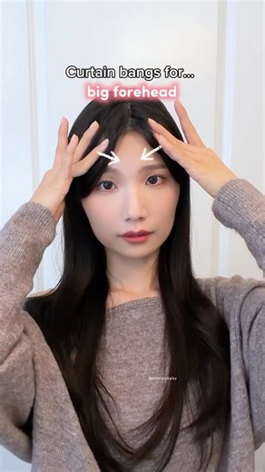 Daisy on Instagram: "⬇️Discover which curtain-bangs style suits your forehead best! Hope y’all like this🫶🏻💕 save and share if you find this type of reel helpful! 📝Tips for BIG forehead 1. Center pieces: sit around the brow to lash line (covers more forehead). 2. Middle section: gradually get longer toward the sides. 3. Outer pieces: hit around the cheekbones for a lifted, face-framing effect. 4. Overall shape: soft, curved, and feathered — nothing blunt. 📝Tips for SMALL forehead 1. Keep the